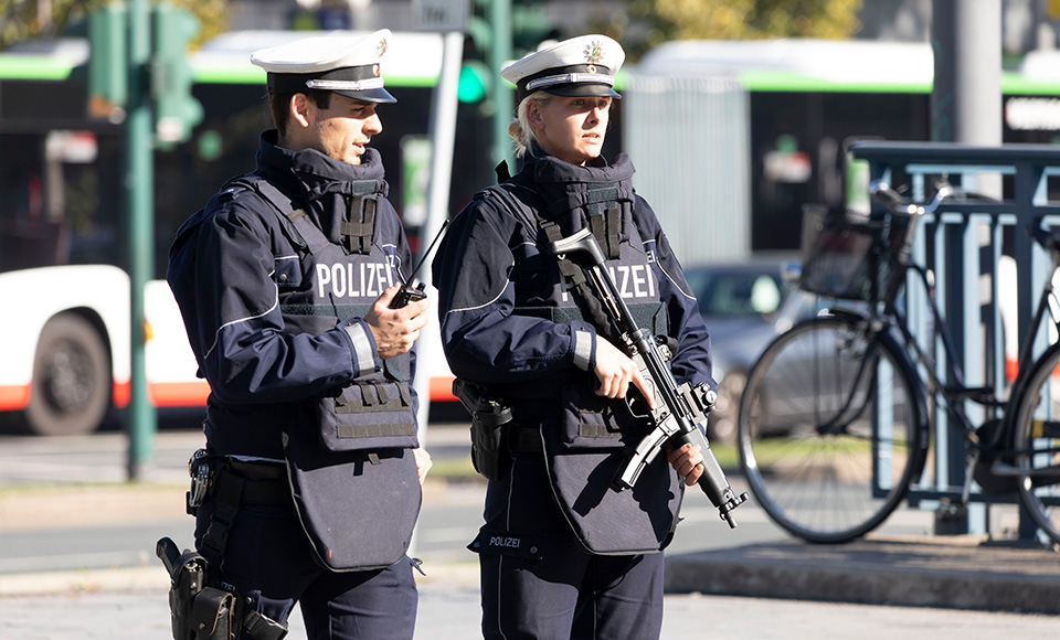 Streifenpolizisten in Innenstadt