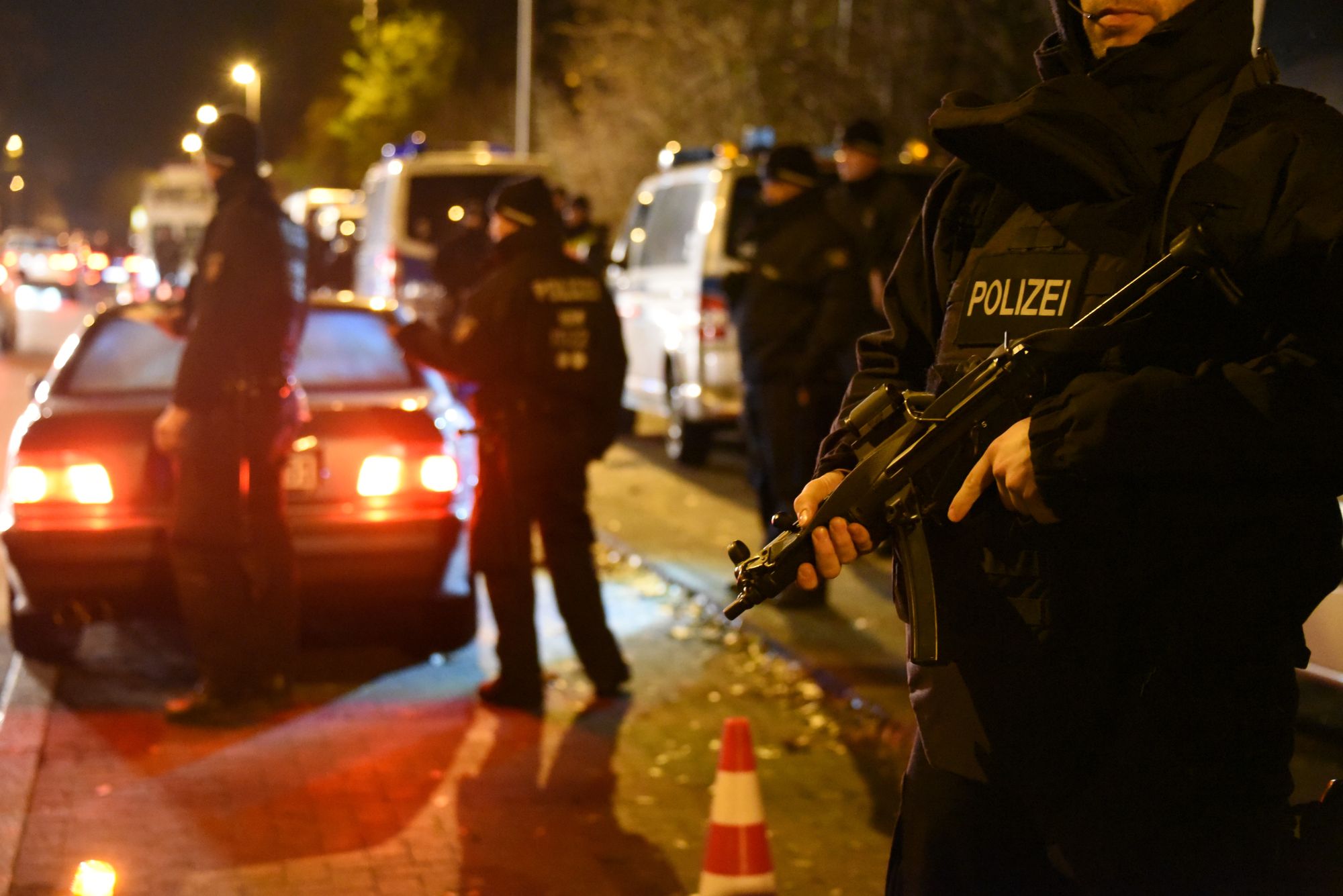 Null-Toleranz-Einsatz der Polizei - Hochzeit von Familienclans gibt Anlass für Kontrollen - Fahrzeug- und Personenkontrolle