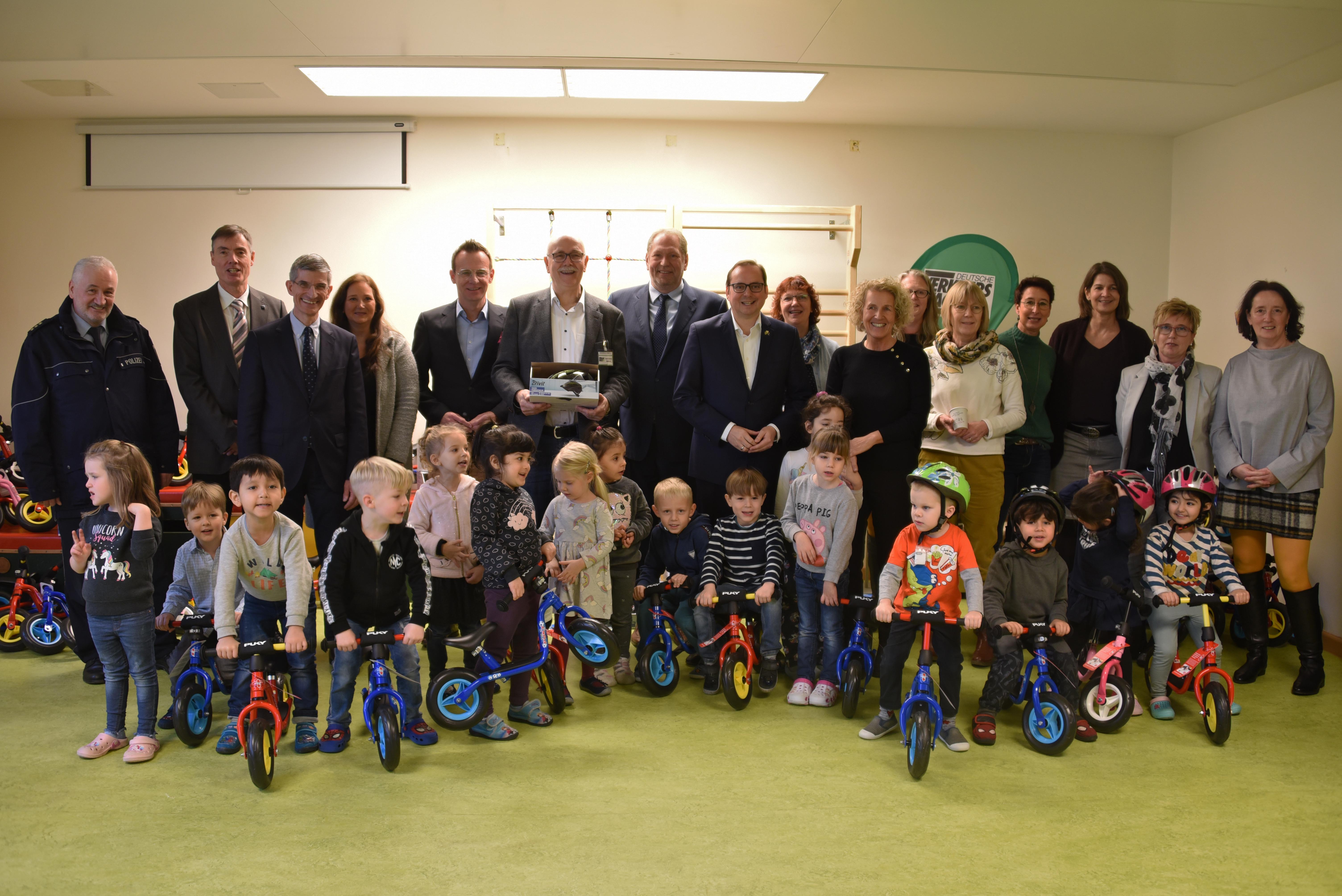 Gruppenfoto mit Kindern und Polizeipräsident - Laufräder wurden an Kindertagesstätte übergeben