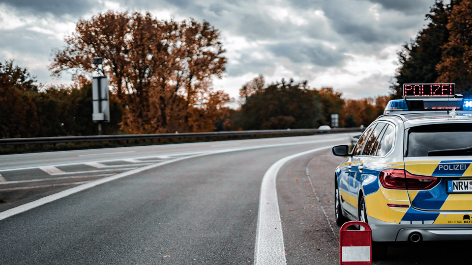 Funkstreifenwagen auf der Autobahn