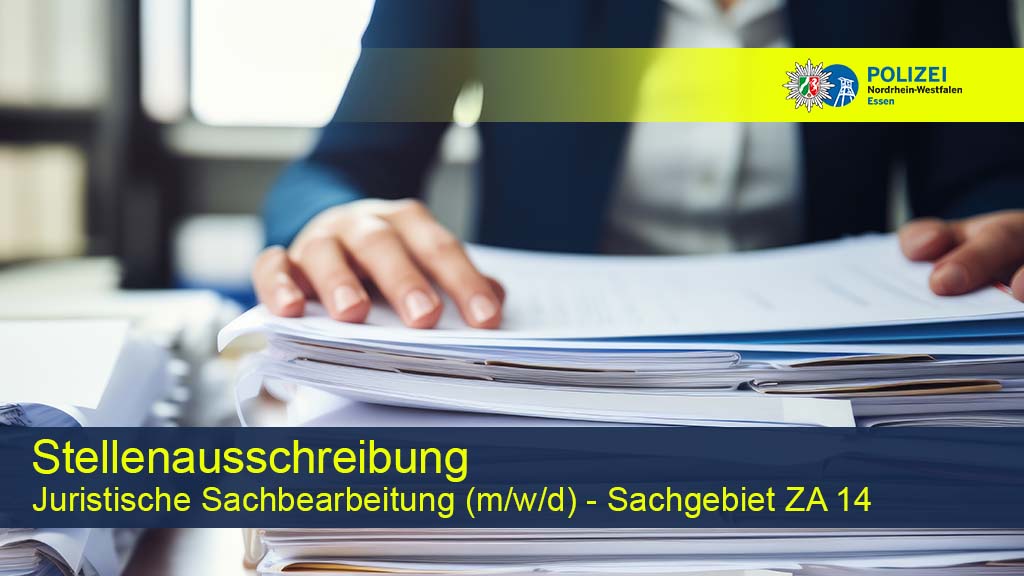 Eine Frau sitzt vor einem Papierstapel, ihre Hände liegen auf dem Papierstapel