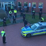 Polizisten stehen vor dem Dienstgebäude der Autobahnwache und gedenken ihrer im Dienst verstorbenen Kolleginnen und Kollegen.