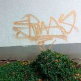 Farbsprüherei auf einer Hauswand