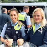 Zwei Polizistinnen mit einem Kaffee