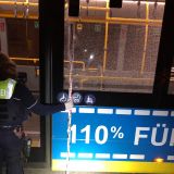 zeigt einen Bus mit beschädigter Seitenscheibe