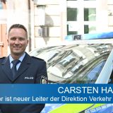 Bild zeigt Carsten Hamann vor einem Streifenwagen