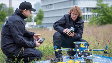 Sebastian Friedrich und Sabrina Boblist vom LKA NRW nutzen Drohnen bei ihrer Arbeit.