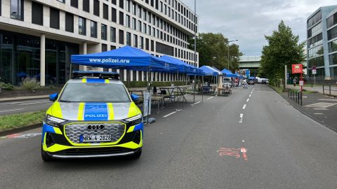 Stände der Blaulichtmeile, im Vordergrund steht der Streifenwagen der Zukunft