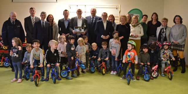 Gruppenfoto mit Kindern und Polizeipräsident - Laufräder wurden an Kindertagesstätte übergeben