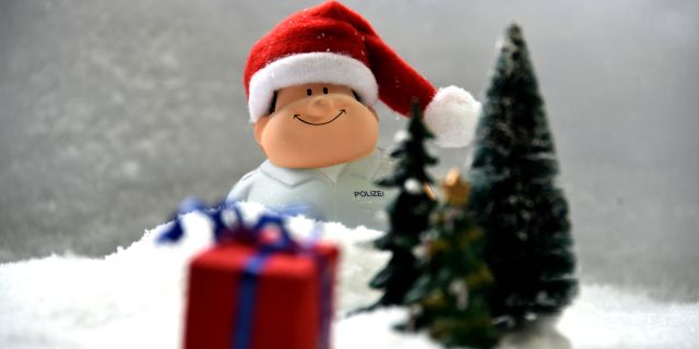 Anton als Weihnachtsmann im Schnee
