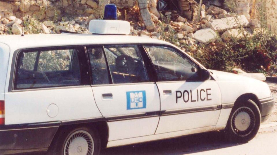 Völlig zerstörte Häuserzeile im Stadtzentrum von Mostar. Davor ein Streifenwagen der Westeuropäischen Union (WEU).