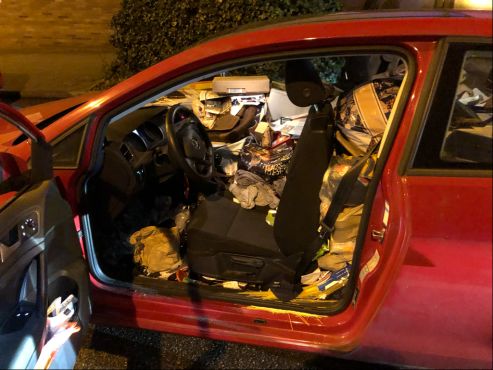 Personenkraftwagen - Innenraum überladen mit Müll