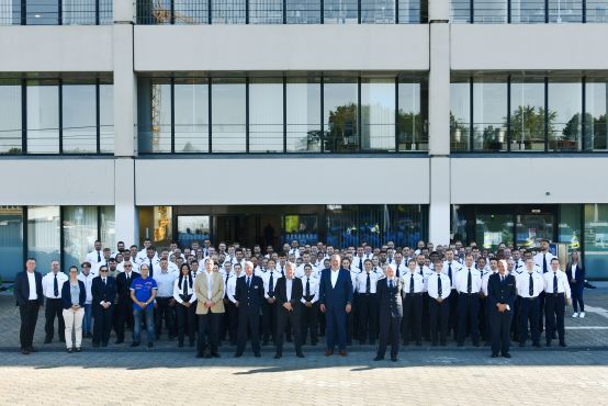 Gruppenbild von 166 neuen Mitarbeiterinnen und Mitarbeitern im Polizeipräsidium Essen
