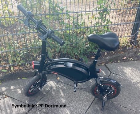 Einer der Täter flüchtete nach der Tat mit einem auffälligen Elektro-Laufrad für Erwachsene. 