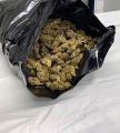 Schwarzer offener Sack mit Inhalt (getrocknete Cannabis Blüten)