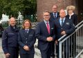 Personen stehen vor der Wache Süd
