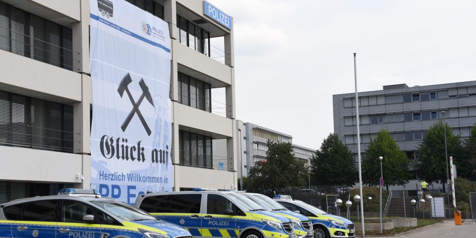  Eröffnung Theodor-Althoff-Straße - Polizeiwache und Polizeifahrzeuge